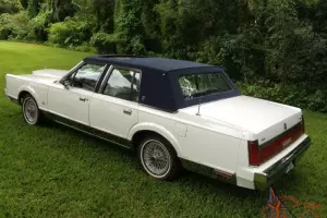 1987 Lincoln Town Car Signature Sedan 4-Door 5.0L