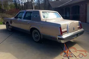 1982 Lincoln Continental Photo