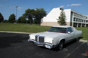 Chrysler : New Yorker BROUGHAM ST REGIS