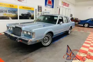 1988 Lincoln Town Car -SUPER LOW MILES - LIKE NEW CONDITION -