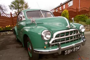  1953 Morris Oxford . Not FORD , AUSTIN 