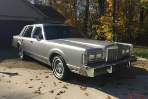 Lincoln : Town Car Cartier Sedan 4-Door Photo