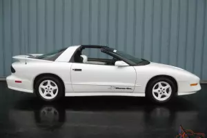 Pontiac : Trans Am 25th Anniversary Edition