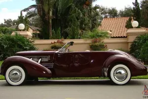 COLLECTIBLE REPLICA OF A 1937 CORD
