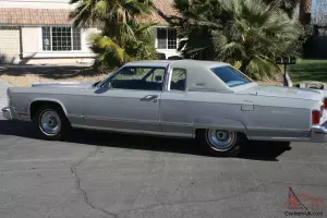 ELEGANT ORIGINAL 1977 LINCOLN TOWN COUPE SURVIVOR CAR Photo