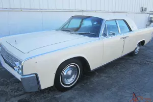 Lincoln : Continental 4-door HT Photo