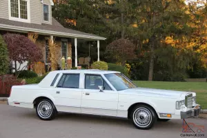 AMAZING ! 19,050 MILES 5.0L V8 CLASSIC SEDAN CLN CARFAX Photo