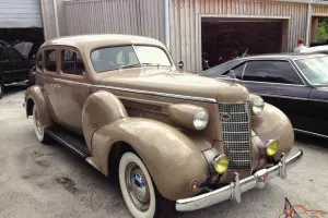 AACA Senior National Winner 1937 Oldsmobile Eight Cylinder with Dual Side Mounts