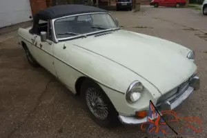 MGB ROADSTER 1966 WHITE WITH RED HIDE SEATS PIPED IN WHITE