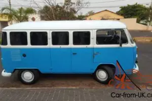 volkswagen Bus T2 bleu and white