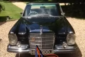  A CLASSIC AND STUNNING MERCEDES 280 SE IN BLACK 
