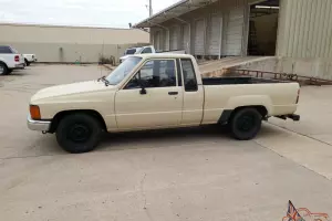1984 Toyota Diesel Pickup Hilux, 30mpg+!