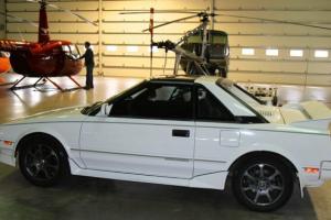 Toyota : MR2 White with ground effects Photo