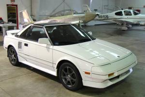 Toyota : MR2 White with ground effects Photo