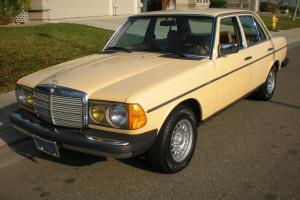 Mercedes-Benz : 200-Series 240 D Sedan Photo