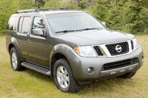 Nissan : Pathfinder SE Photo