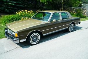 Chevrolet : Caprice Classic Sedan 4-Door Photo