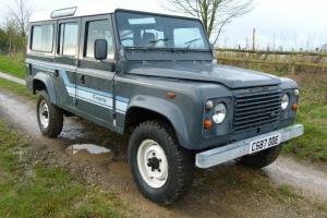 Land Rover: Defender County Station Wagon Photo