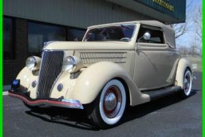 1936 Ford Deluxe Club Cabriolet Photo