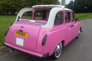 STUNNING 1996 CARBODIES TAXI IN PINK WITH LANDAULETTE HOOD> Photo