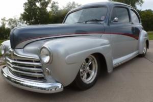 1948 Ford Deluxe Photo