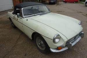 MGB ROADSTER 1966 WHITE WITH RED HIDE SEATS PIPED IN WHITE Photo