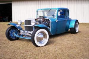 1932 Ford 5-window coupe Photo