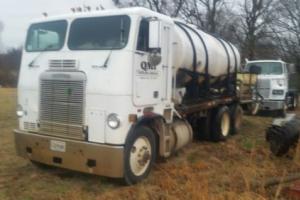1986 Freightliner water/chemical mixer truck Photo