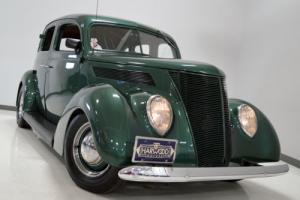 1937 Ford Deluxe Photo
