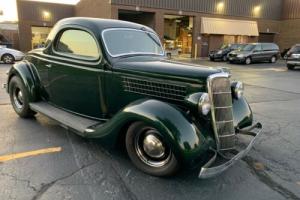 1935 Ford Deluxe Photo