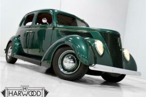 1937 Ford Deluxe Photo