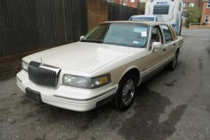 1997 Lincoln Town Car - Ideal Wedding car - Pearlescent white Photo