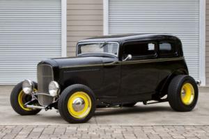 1932 Ford Model B Tudor Deuce Hi-Boy Vicky / 5.7L 350 V8 / A/C