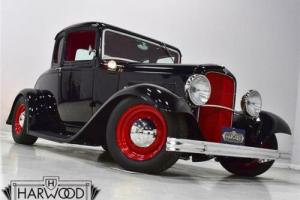 1932 Ford 5-Window Coupe Photo