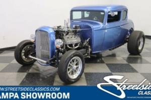 1932 Ford 5-Window Coupe Photo