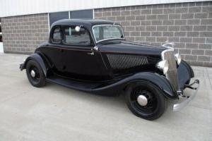 1934 Ford DeLuxe Five Window Coupe Photo