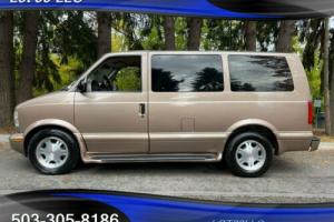 2004 GMC Safari ** AWD ** 4.3L V6 8 Passenger 4x4 Mini Van Photo