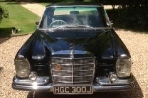  A CLASSIC AND STUNNING MERCEDES 280 SE IN BLACK 
