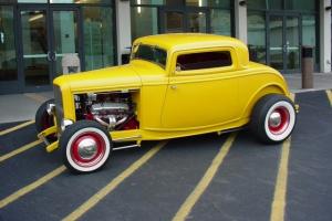 1932 Ford 3-window coupe Photo