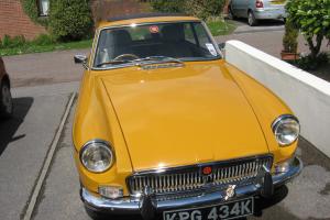 MG B GT YELLOW 1972 excellent bodywork,paintwork,chrome and interior. 