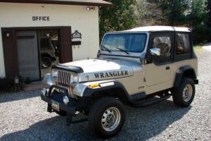1988 JEEP 4 X 4 with 4.2 SIX CYLINDER ENGINE/ 5 SPEED TRANSMISSION(NO NRESERVE) Photo