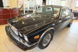 This is a beautiful Jaguar 1987, comes with leather seats, and has all services Photo