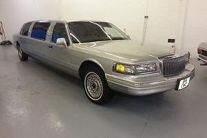  1995 LINCOLN TOWN CAR SILVER STUNNING CONDITION, LOW MILES AT 89K EVERY EXTRA 