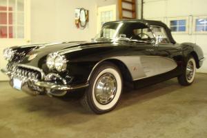 1960 Chevrolet Corvette Tuxedo black with silver cove, nice, fuel injected body