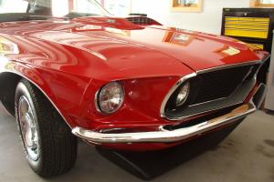 Ford Mustang 302 2V V8 Dual Pipes in excellent condition.