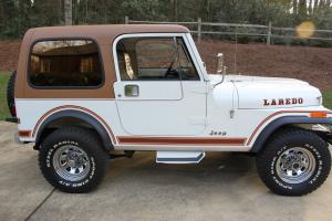 Jeep : CJ Laredo