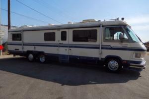 EXECUTIVE 1987 MOTORHOME LOW MILES GAS PUSHER TAG AXLE IN VERY NICE CONDITION !!