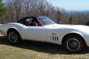 Corvette 1969, White with red interior good condition complete working order