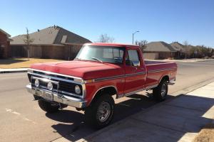 Vintage 1975 Ford F-250 in great condition Photo