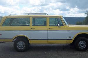 1974 IH Travelall Model 100 4 x 4